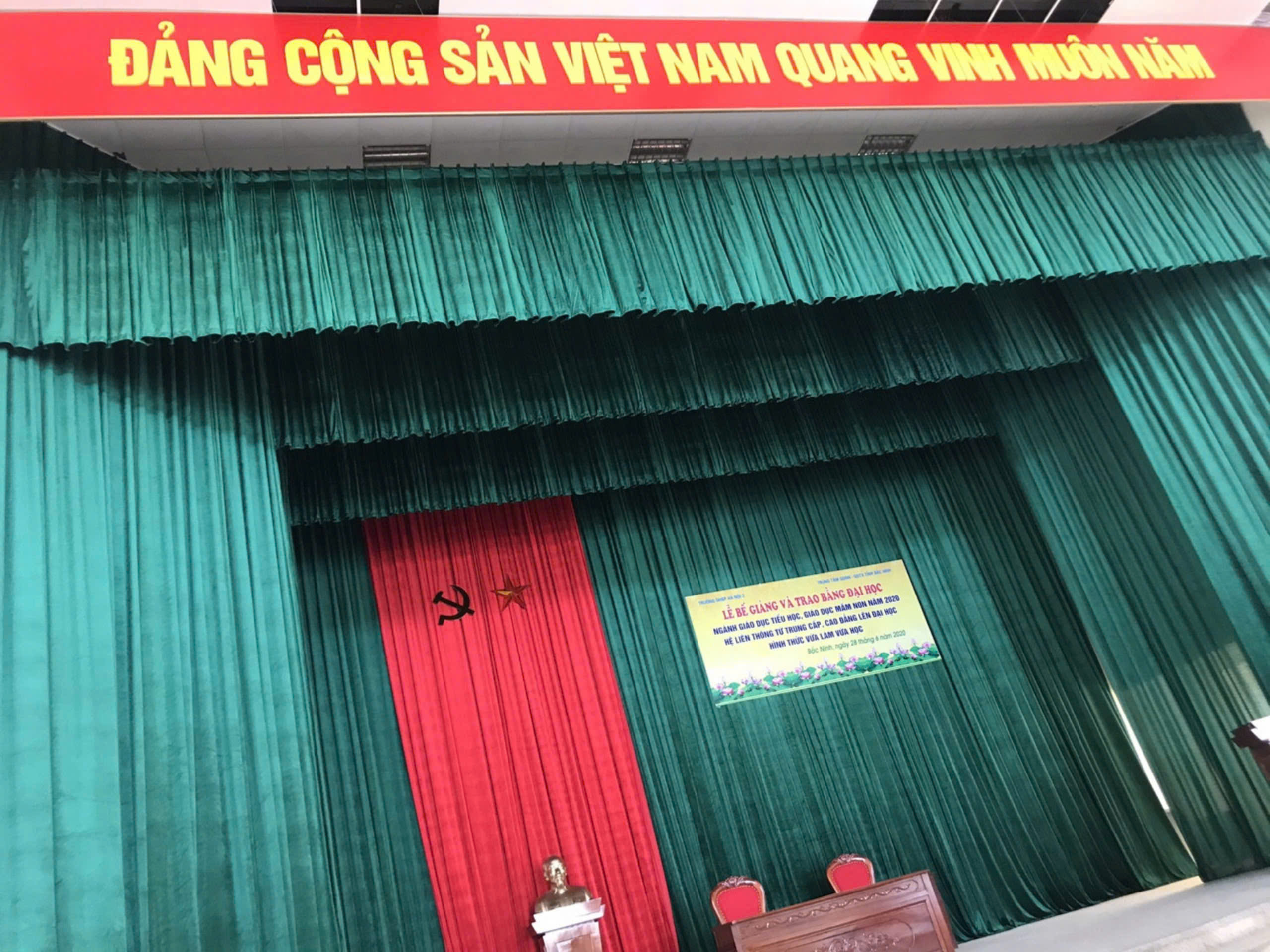 Cách lắp đặt phông nhung hội trường sân khấu an toàn hiệu quả tại Hà Nội