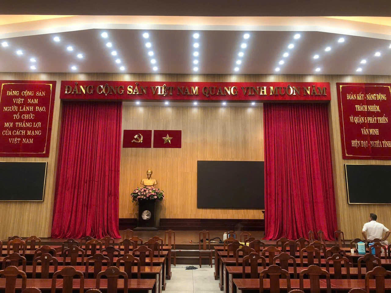Dịch vụ lắp đặt phông hội trường cho phòng họp cơ quan tại Hà Nội