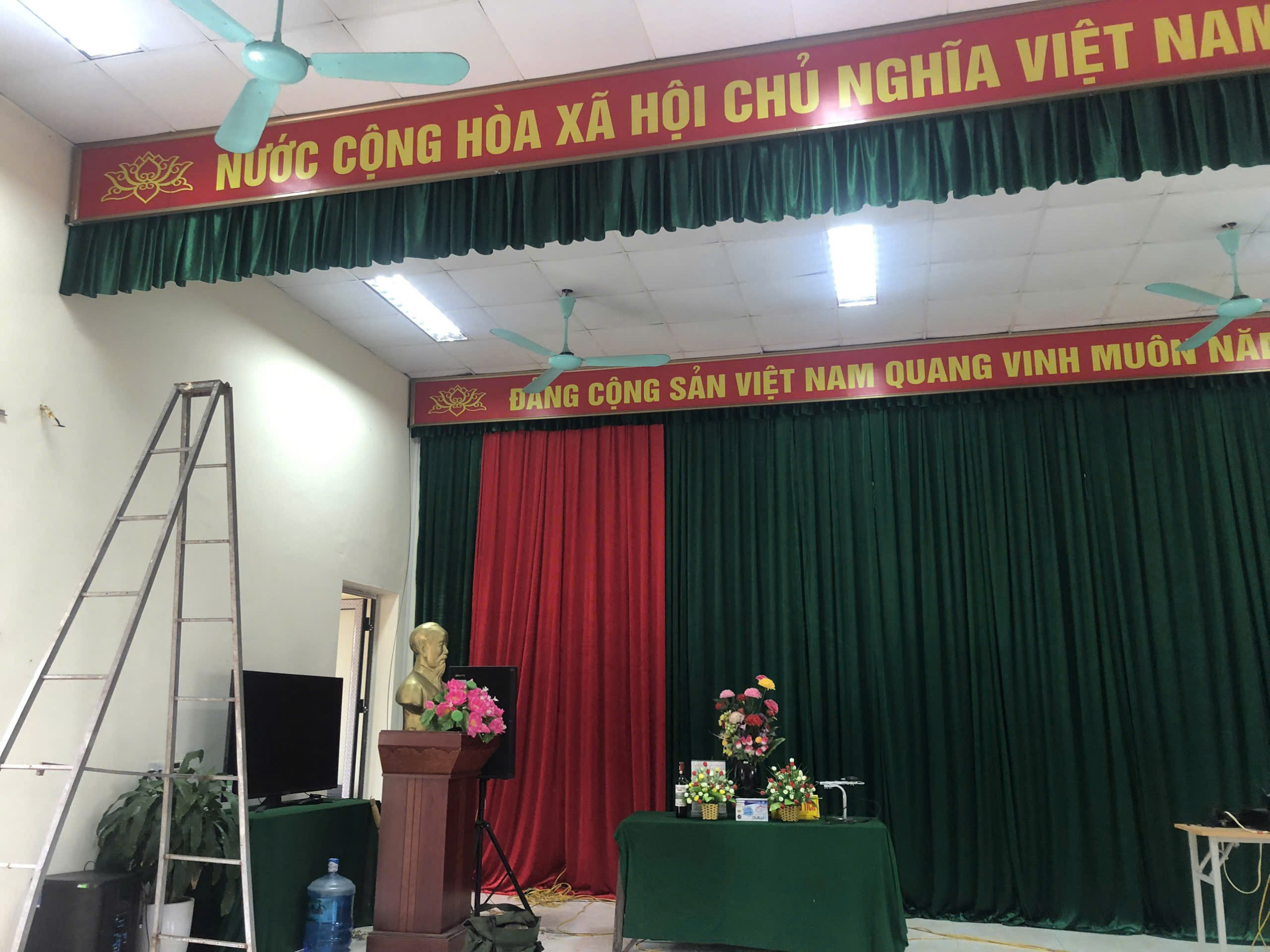 Nhận lắp đặt phông rèm hội trường cho văn phòng hội nghị tại Hà Nội